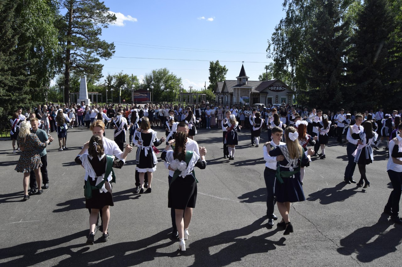 Звонок последний прозвенел.