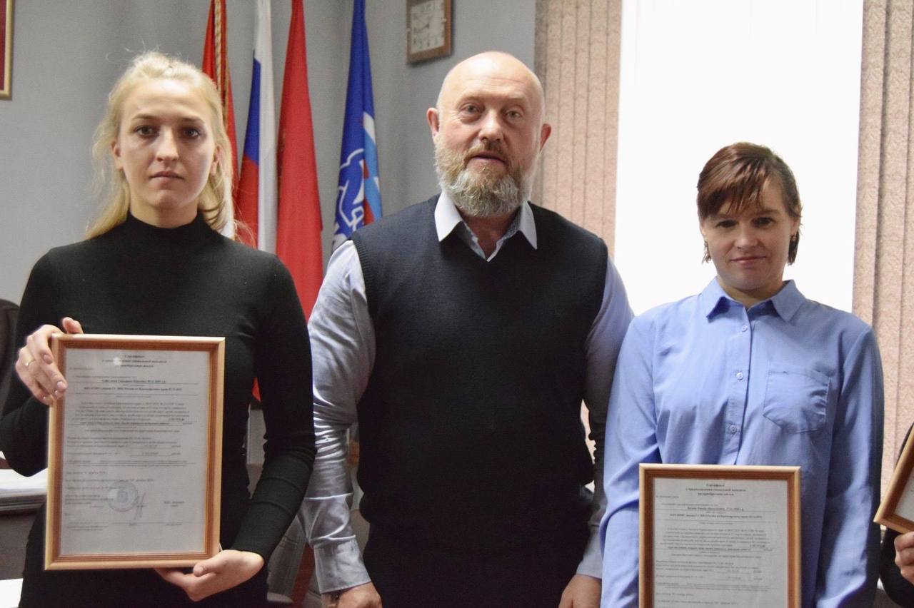Глава Каратузского района вручил жилищные сертификаты.