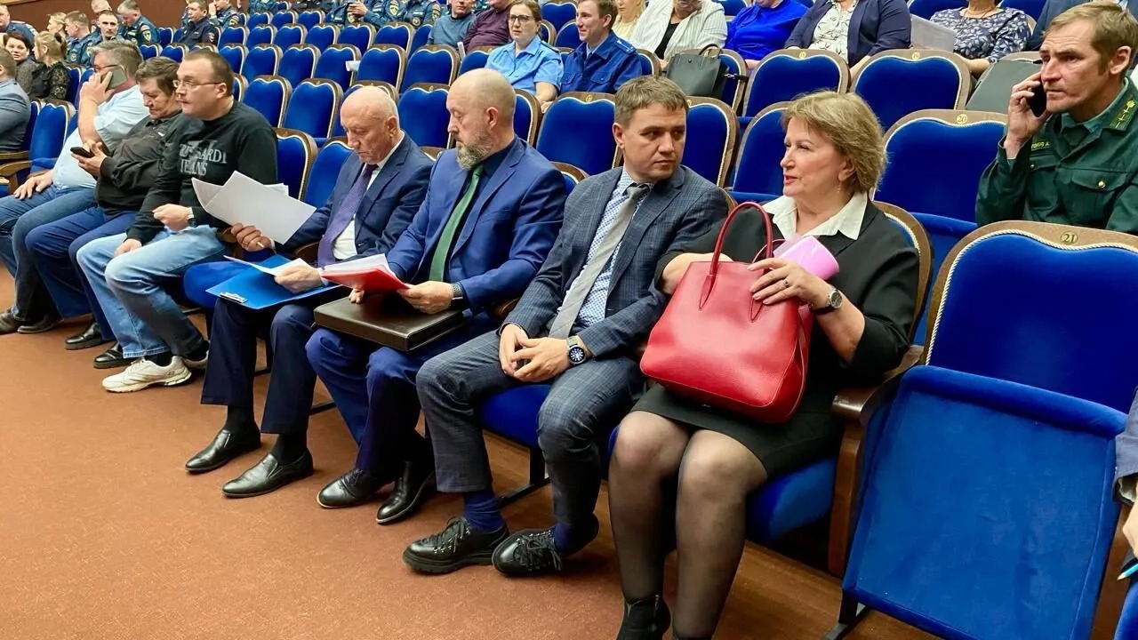 На совещании по вопросам организации реагирования на ландшафтные пожары с докладом выступил глава Каратузского района Константин Тюнин..