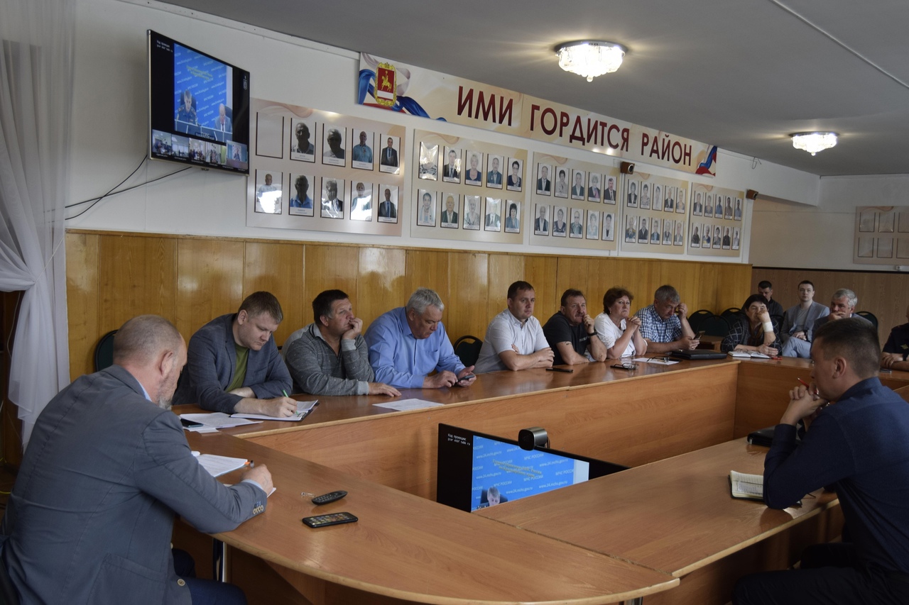 Сегодня состоялось ВКС под председательством Главного управлением МЧС по Красноярскому краю по вопросу прохождения пожароопасного сезона  После ВКС глава района Константин Тюнин провел заседание районного оперативного штаба по предупреждению и ликвидации.